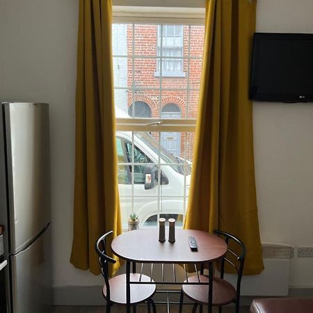 Ground Floor Two Bed Cairo Street Apartment Warrington  Bagian luar foto